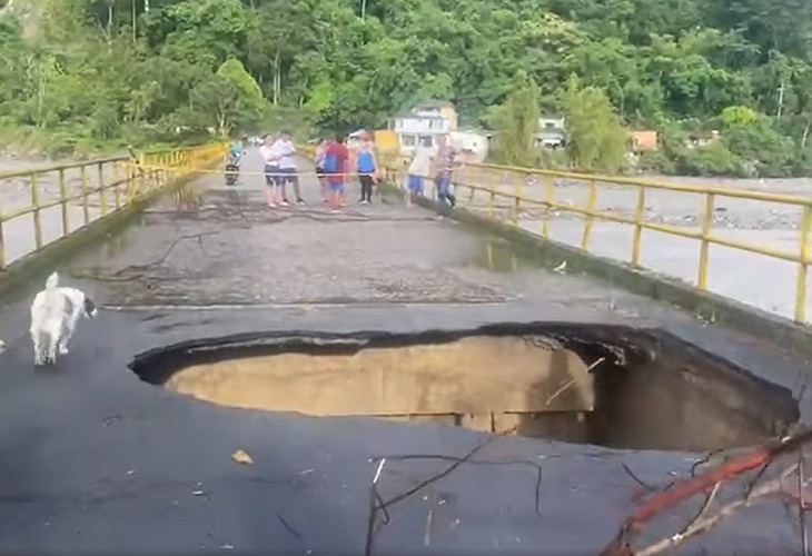 El peligroso hueco que se abrió en el antiguo puente sobre el río Guayuriba