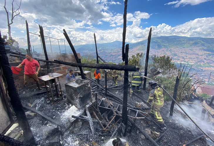 Voraz incendio quemó 8 casas en barrio Carpinelo, Medellín