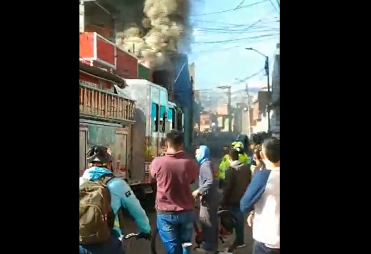 Incendio en fábrica de colchones en barrio Santa Lucía, Bogotá