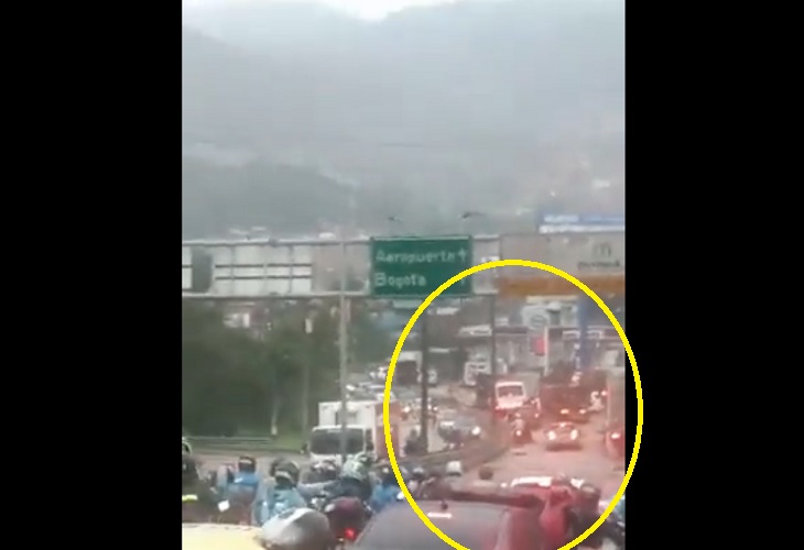 Autopista Medellín -Bogotá se inunda a la altura de Zamora y no hay paso