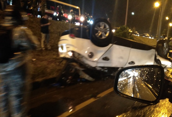 Brutal volcamiento de carro en la autopista Norte, en la vía Girardota