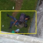 Mujer cae en moto del puente de la Madre Laura de Medellín