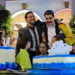 Pablo Montero cantándole Las Mañanitas a Nicolás Maduro