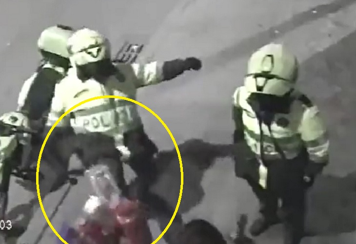 Video de policía pateando puesto de tintos en Patio Bonito