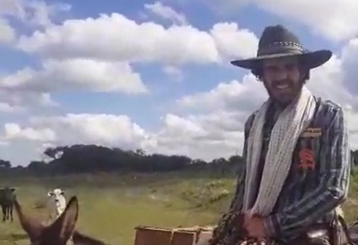 El colombiano Simón Vergara ha recorrido 6 mil kilómetros a lomo de mula