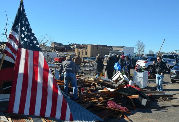 Al menos 64 muertos por los tornados en Kentucky, según el gobernador