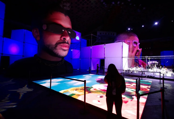 Bad Bunny expone sus premios, vestuario y Bugatti en coliseo de San Juan