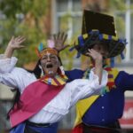 Baile, música y arte llenan las calles de Medellín en el inicio de DanzaMed