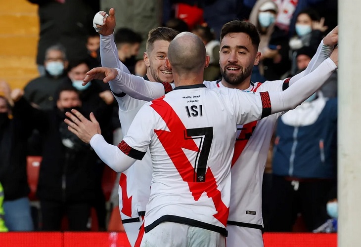 Rayo Vallecano logró una séptima victoria y condeno al Espanyol en su fortín