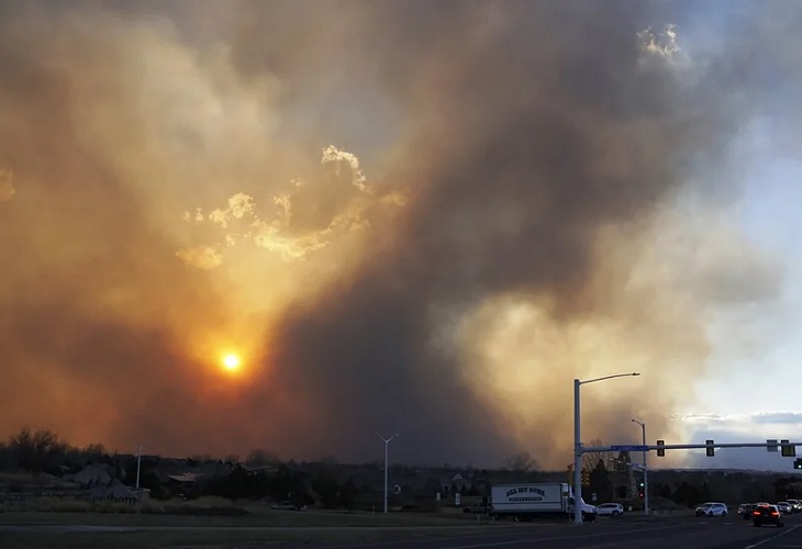 EE.UU. reporta 30.000 evacuados por los incendios fuera de control en Colorado