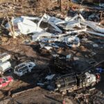 EE.UU. se agarra a un milagro en la fabrica derruida por el tornado