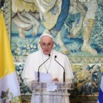 El papa Francisco advierte desde Grecia de un retroceso de la democracia en el mundo