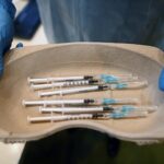 Entre escepticismo y desigualdad, las vacunas no terminaron con la pandemia