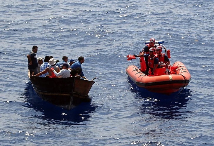 Estados Unidos repatría a 51 migrantes cubanos interceptados en el mar