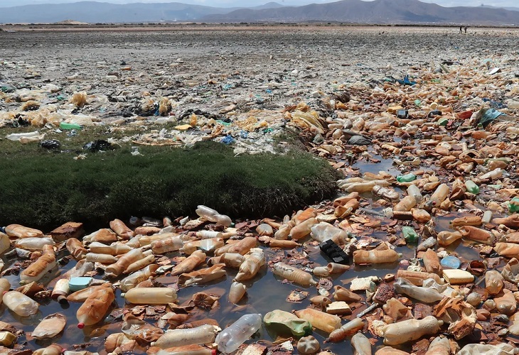 Frustración y tristeza por la nueva inundación de plásticos del lago Uru Uru