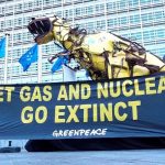 Greenpeace protesta contra el gas y la tecnología nuclear con un dinosaurio gigante ante la CE