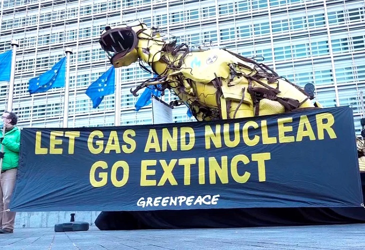 Greenpeace protesta contra el gas y la tecnología nuclear con un dinosaurio gigante ante la CE