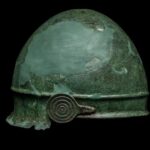 arqueólogos hallan una rara inscripción en un casco etrusco de más de dos milenios