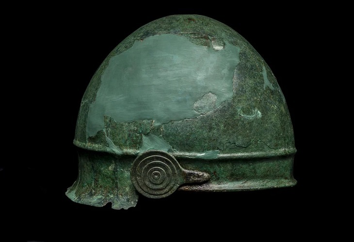 arqueólogos hallan una rara inscripción en un casco etrusco de más de dos milenios