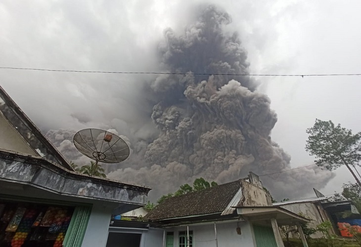 La erupción del volcán indonesio Semeru cubre de ceniza varias poblaciones