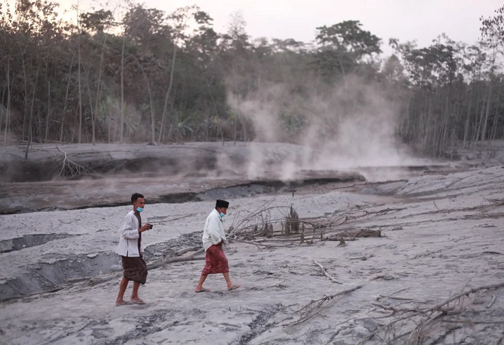 La erupción del volcán indonesio Semeru cubre de ceniza varias poblaciones
