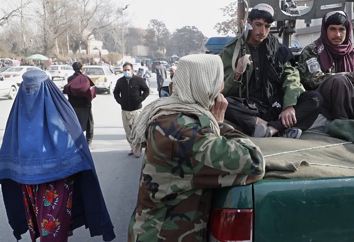 Los talibanes prohíben a las mujeres viajar solas y sin velo en taxi en Kabul