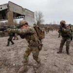 Los ucranianos se preparan para defenderse ante la amenaza de una invasión rusa