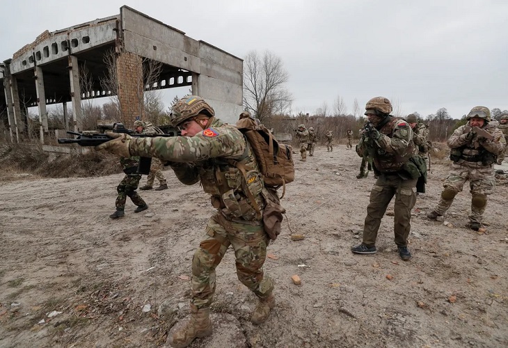 Los ucranianos se preparan para defenderse ante la amenaza de una invasión rusa