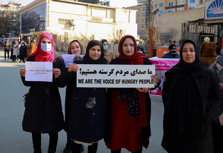 Mujeres y hombres protestan por separado en el Afganistán de los talibanes