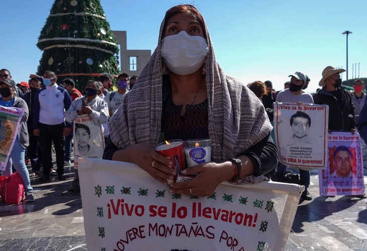 Protestan en Basílica de Guadalupe de México por 87 meses del caso Ayotzinapa