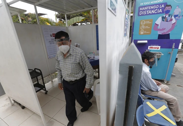 Suben a 49 los casos hallados de la variante ómicron del coronavirus en Perú