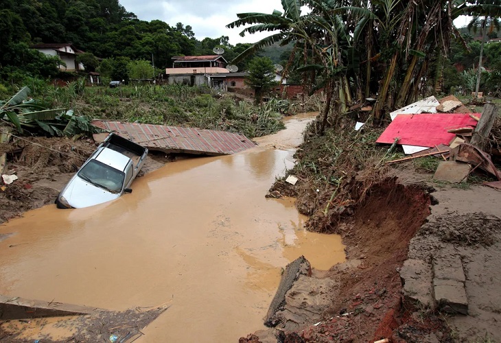 Suben a doce los muertos por las lluvias en Brasil