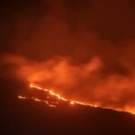 Un equipo científico tiene que salir de la zona del volcán por gases tóxicos