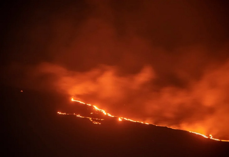 Un equipo científico tiene que salir de la zona del volcán por gases tóxicos