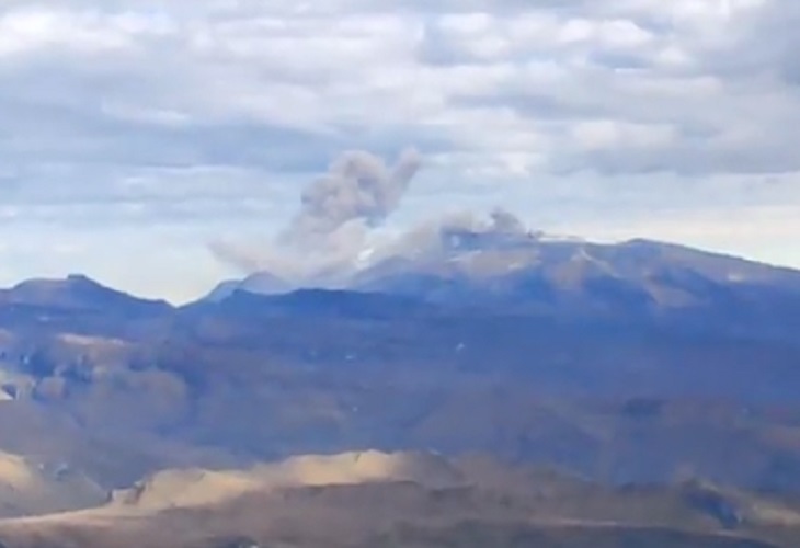 Una fumarola de 27.000 pies de altura del volcán nevado del Ruiz, afecta varios vuelos 2