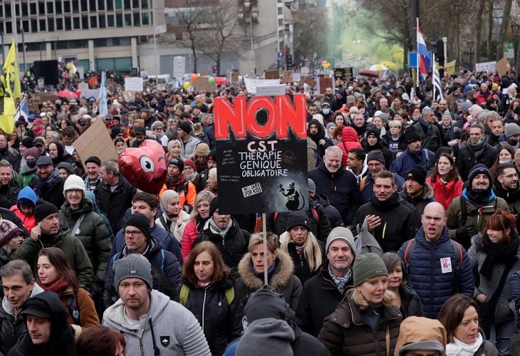 Unas 8.000 personas se manifiestan en Bruselas contra las medidas anticovid