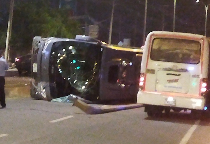 Bus que llevaba a músicos de Jessi Uribe sufrió accidente en vía Cali-Yumbo