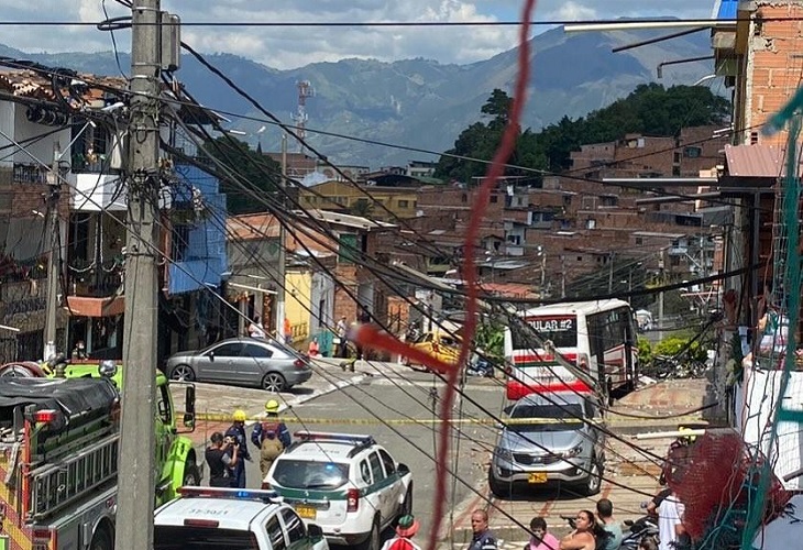 Bus sin frenos se llevó por delante varios carros en barrio Aranjuez, Medellín