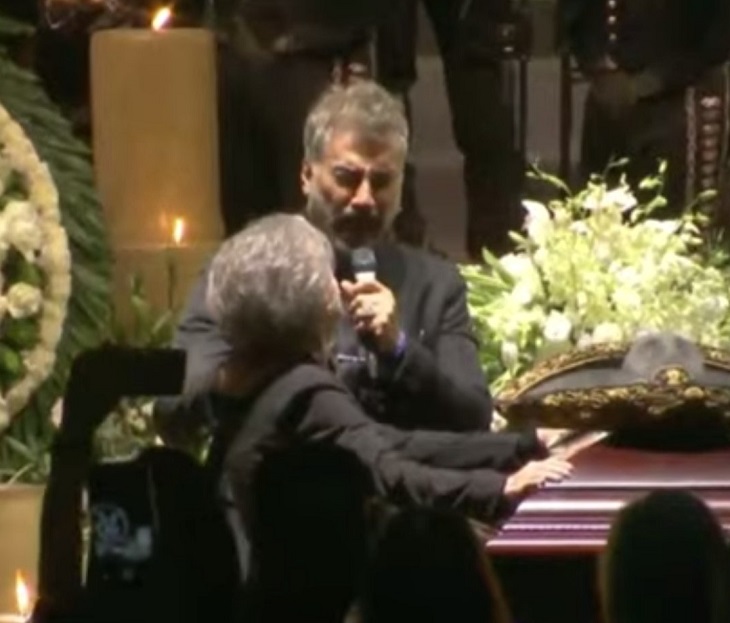Alejandro Fernández le canta a su padre; Vicente Fernández- en el velorio en Jalisco