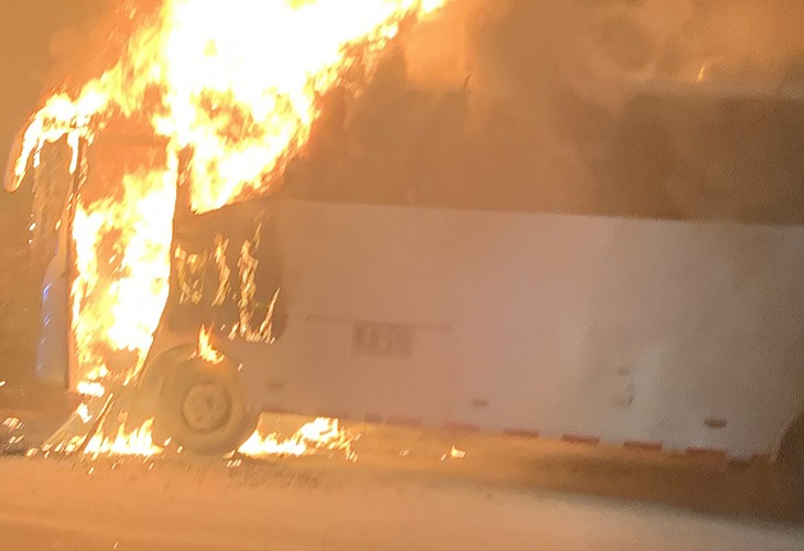 Bus se incendió en Guarne y provocó cierre de la autopista Medellín - Bogotá