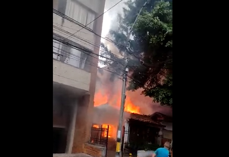 Incendio afectó 2 casas en el barrio Laureles de Medellín