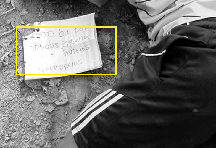 Asesinan a un hombre y lo dejan tirado con un cartel, en la vía Arenoso