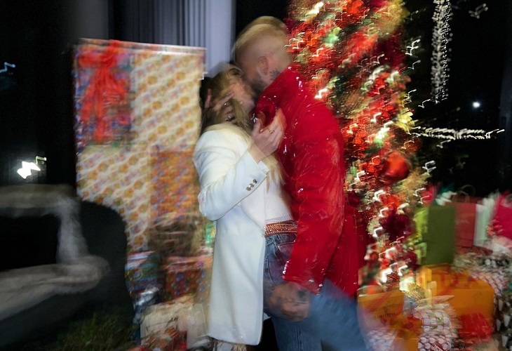 La foto borrosa con la que Maluma mostró beso con su novia en Navidad