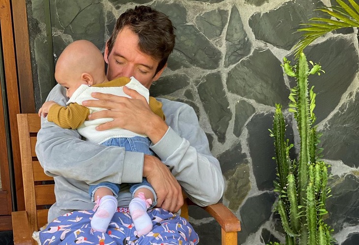 Rigoberto Urán hace publicidad de leche en seno de su esposa