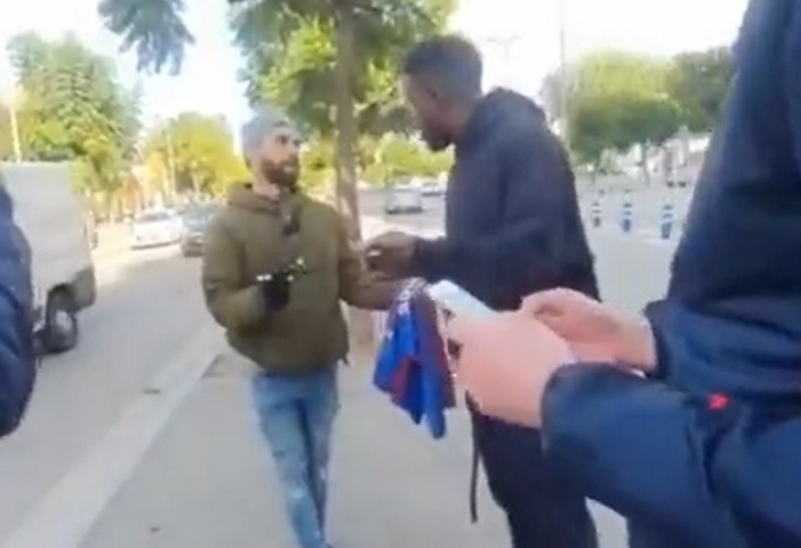 Samuel Umtiti estalla y encara a varios aficionados por tocarle su auto