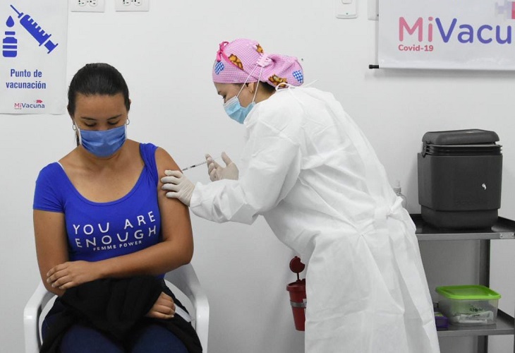 Carné de vacunación COVID en Colombia y Ecuador será homologado