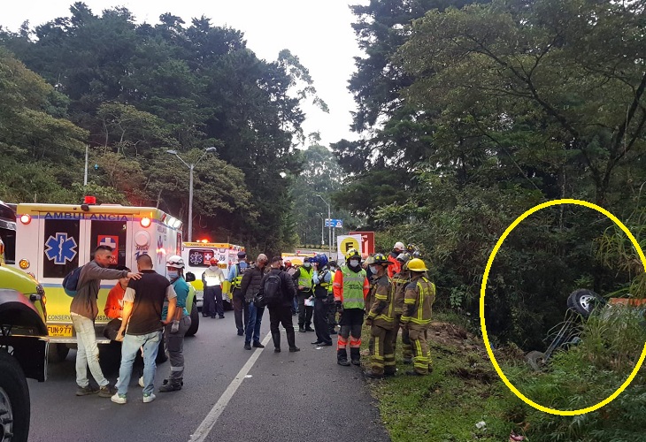 Una chiva se volcó en la vía Las Palmas, sector La Asomadera