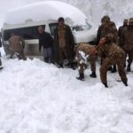 Al menos 16 turistas varados mueren en sus vehículos por una nevada en Pakistán