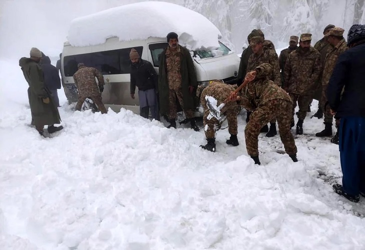 Al menos 16 turistas varados mueren en sus vehículos por una nevada en Pakistán