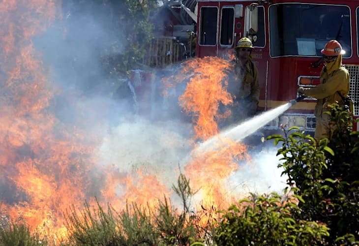 Contenido en un 25 el fuego que quema en la icónica carretera de California